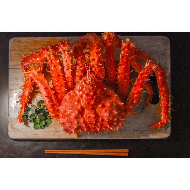 智利熟凍帝王蟹，專售全網最大尺寸，肉質鮮甜包滿15%薄冰，重量實在（1.5-2.7公斤/隻，重量細分每百克/規格）