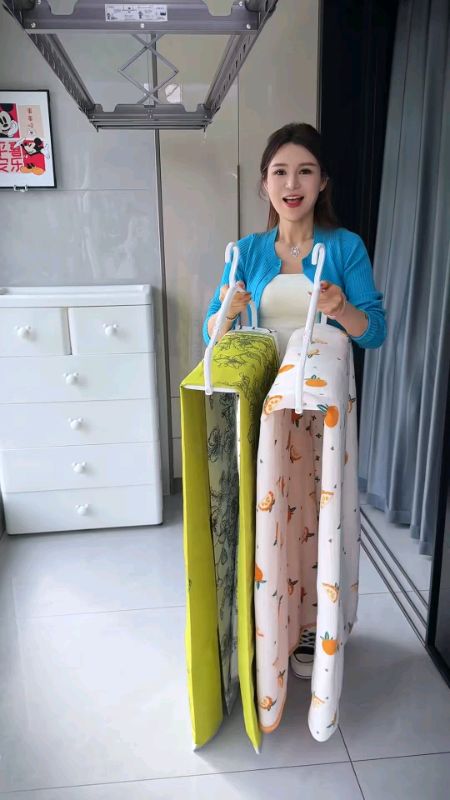 曬床單神器！3D立體伸縮折疊衣架，通風速乾不留異味！ ​#伸縮衣架 #折疊衣架 #曬被神器 #曬床單 #通風速乾 #防風衣架 #居家好物 #陽臺收納 #生活智慧 #曬毛巾 #曬衣架 #實用小物
