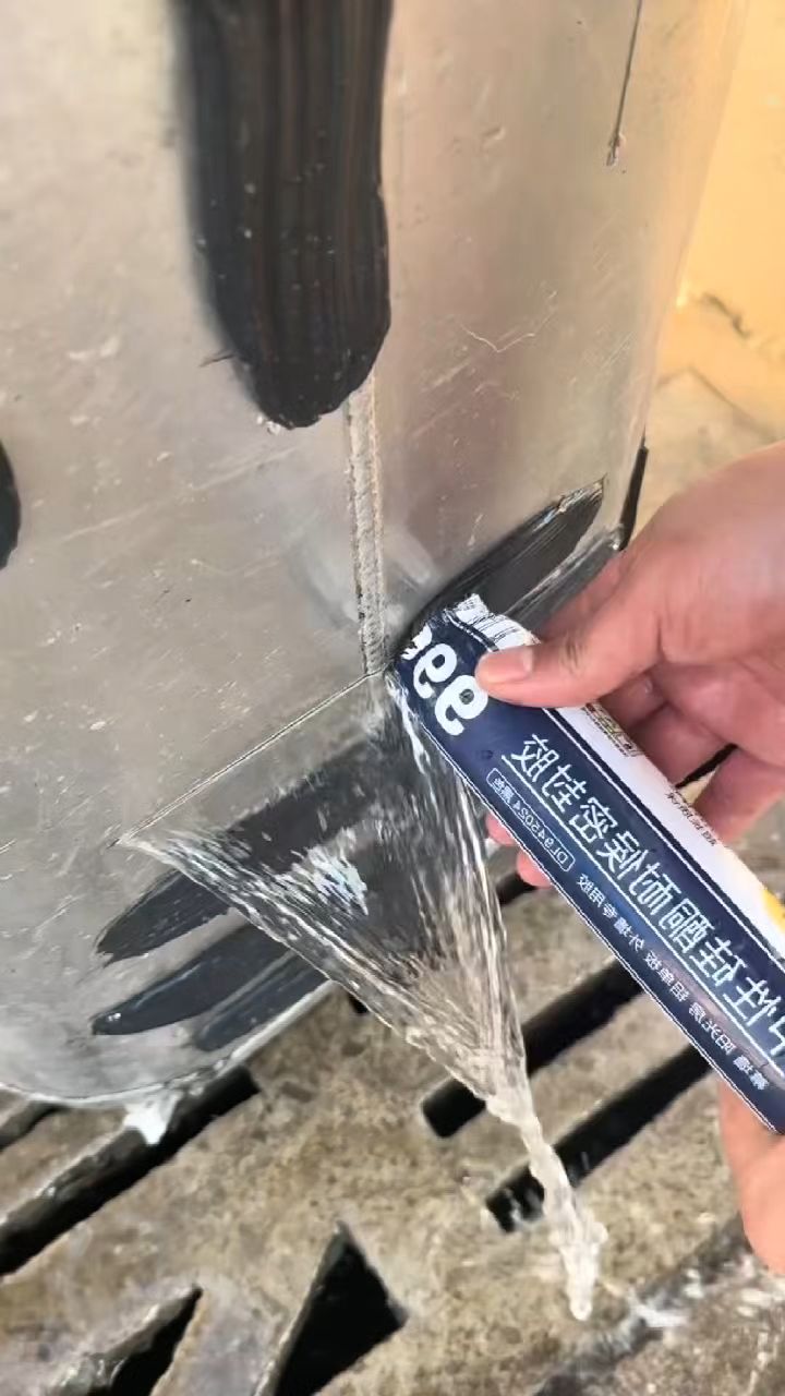 破洞再大也扛得住！強力密封補漏膠，一擠填平縫隙，幫你省下買新水塔、換管線的錢！💰#密封膠 #省錢達人 #水管破裂 #屋頂漏水 #強力黏合 #防水防潮 #五金百貨 #居家必備 #抓漏